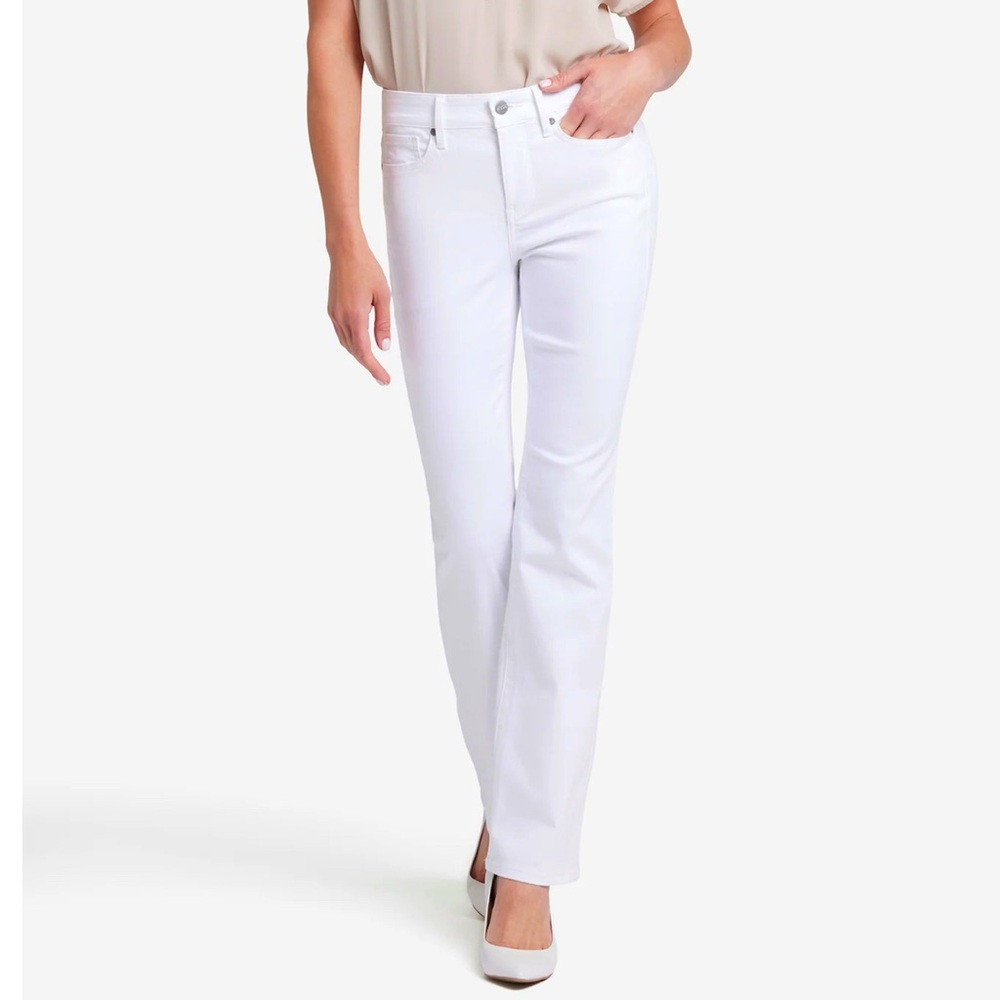 Jones New York “Bleeker” Boot Cut Jeans – White (Size 6)
🤍 NWT | Ready to Ship ✅